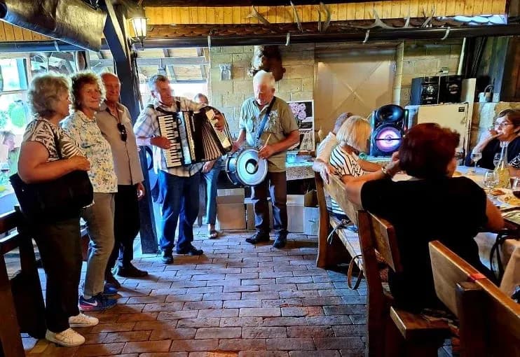 ŽUPANIJSKA UDRUGA „MATKO PEIĆ“: U Pleternici i Požegi ugostili svoje prijatelje iz Surčina