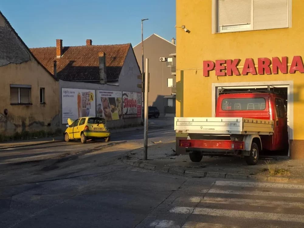 Kaos u Požegi: Vozilom uletio u pekaru – pet osoba ozlijeđenih