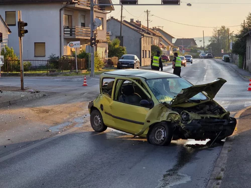 Kaos u Požegi: Vozilom uletio u pekaru – pet osoba ozlijeđenih