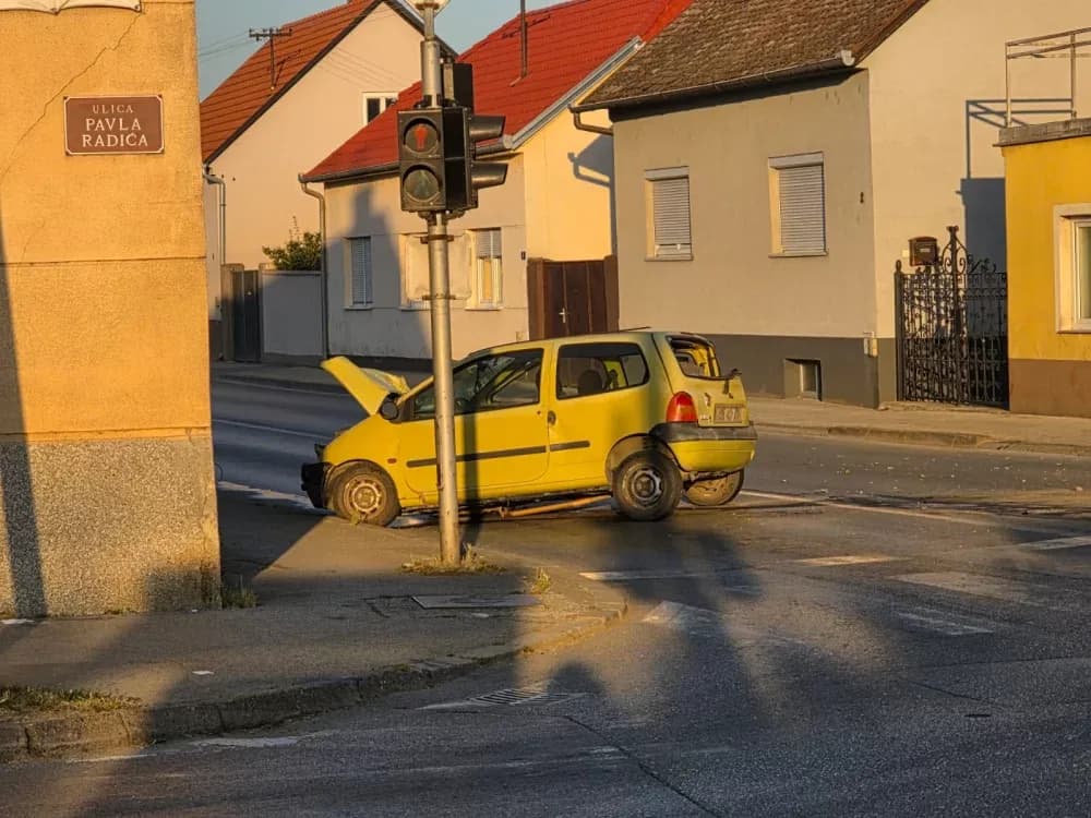 Kaos u Požegi: Vozilom uletio u pekaru – pet osoba ozlijeđenih