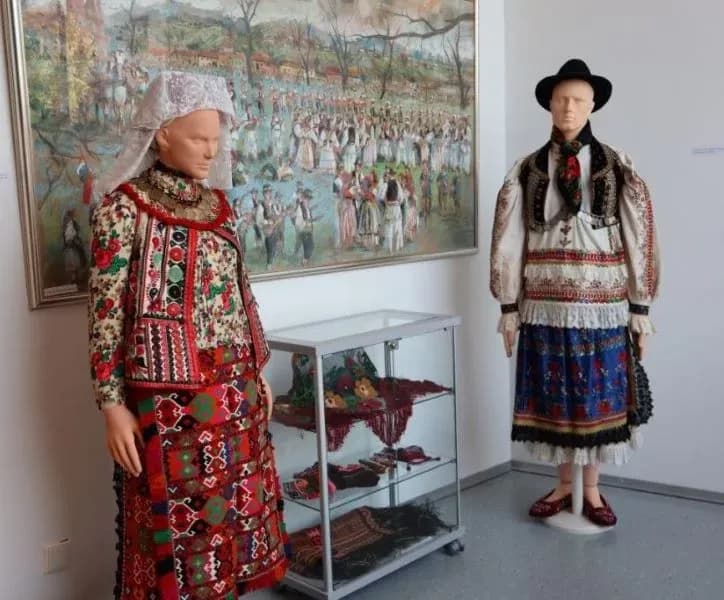 O NARODNIM NOŠNJAMA ŠOKACA U PANONIJI: U Muzeju bećarca otvorena izložba “Kad se spremim i malo naredim”