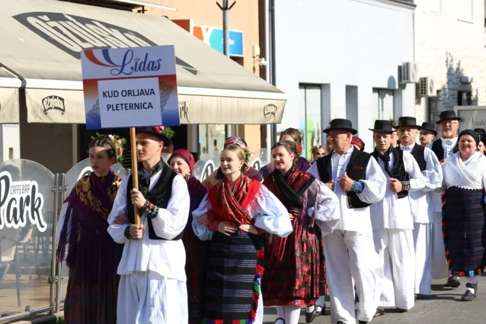 Povorka konjanika i konjskih zaprega ta članova kulturno-umjetničkih društava ulicama grada Pleternice