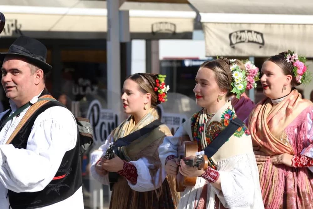 Povorka konjanika i konjskih zaprega ta članova kulturno-umjetničkih društava ulicama grada Pleternice