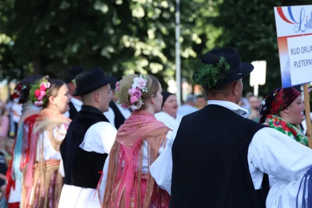 Povorka konjanika i konjskih zaprega ta članova kulturno-umjetničkih društava ulicama grada Pleternice