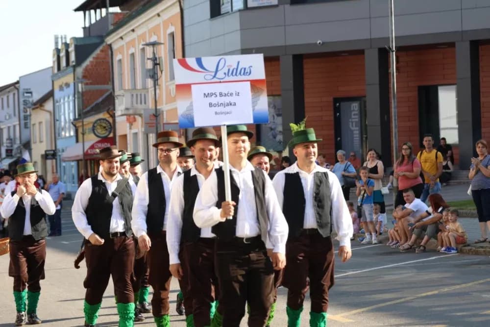 Povorka konjanika i konjskih zaprega ta članova kulturno-umjetničkih društava ulicama grada Pleternice
