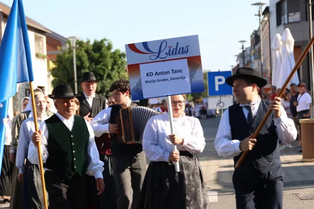Povorka konjanika i konjskih zaprega ta članova kulturno-umjetničkih društava ulicama grada Pleternice