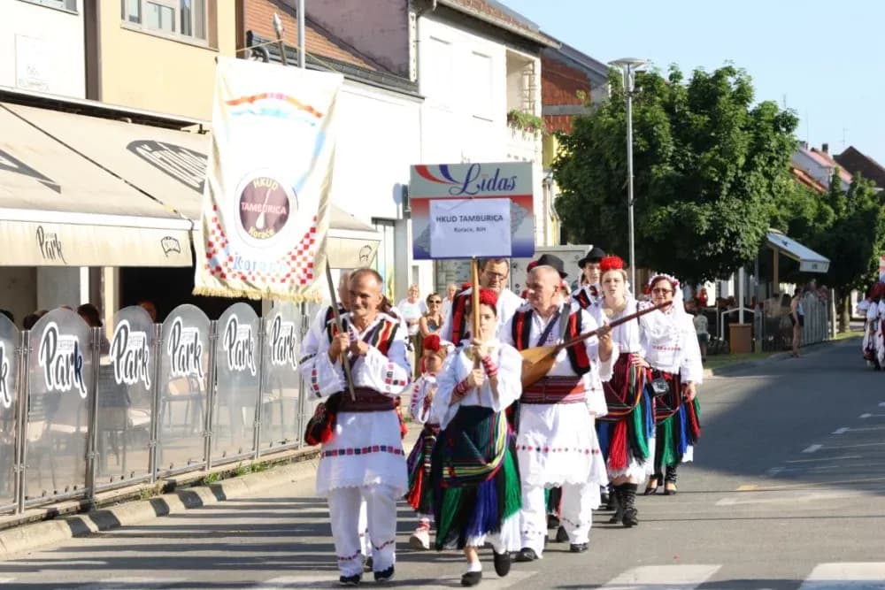 Povorka konjanika i konjskih zaprega ta članova kulturno-umjetničkih društava ulicama grada Pleternice