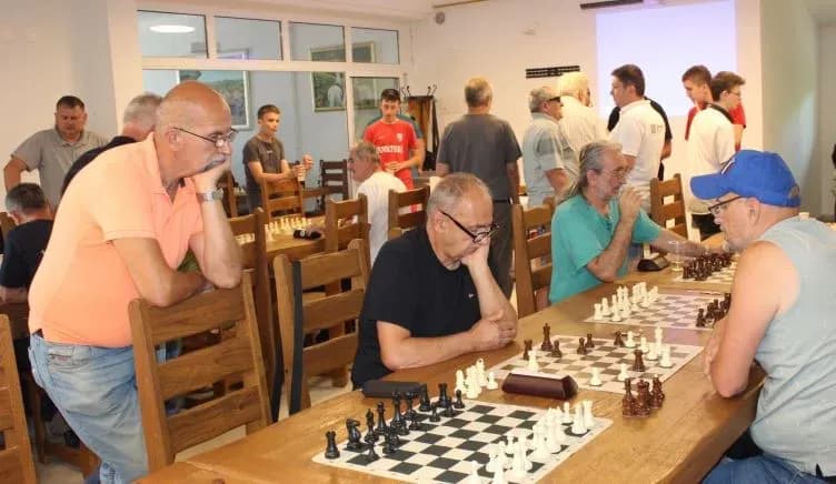 ŠAHOVSKI TURNIR „LIDAS 2025“: Pobjednički pehar osvojio novosadski velemajstor Siniša Dražić