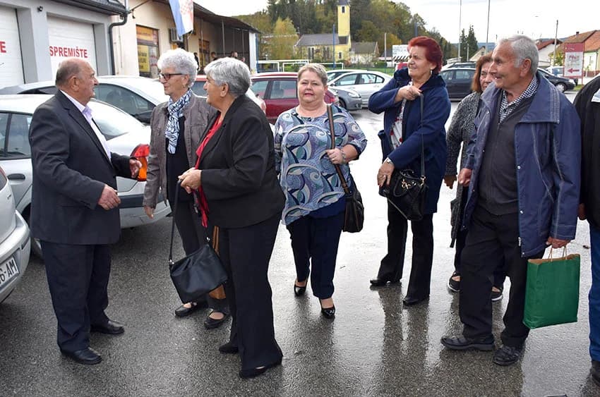 Veselo druženje brestovačkih umirovljenika uz glazbu, hranu i piće [FOTO]