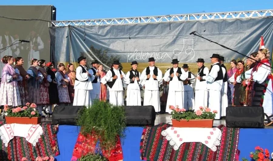 SMOTRA FOLKLORA NA TRGU BEĆARCA: „Pleternico, dok ti ime traje, čuvat ćemo tvoje običaje“