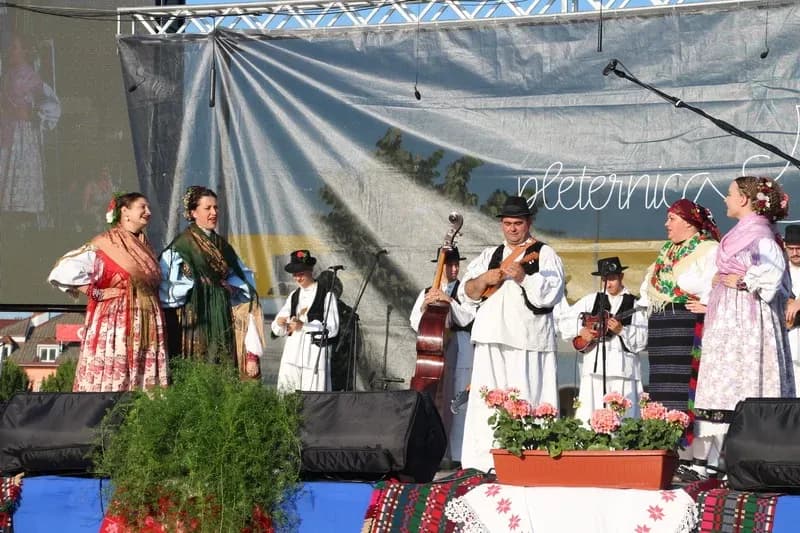 SMOTRA FOLKLORA NA TRGU BEĆARCA: „Pleternico, dok ti ime traje, čuvat ćemo tvoje običaje“