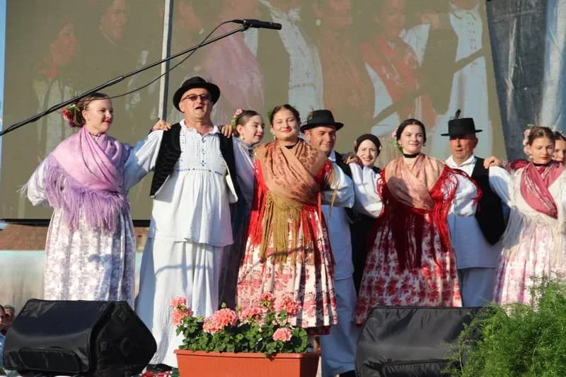SMOTRA FOLKLORA NA TRGU BEĆARCA: „Pleternico, dok ti ime traje, čuvat ćemo tvoje običaje“