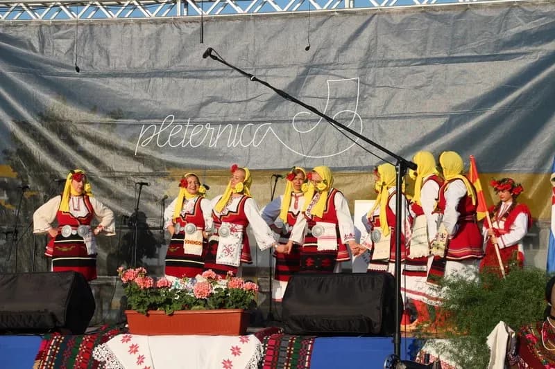 SMOTRA FOLKLORA NA TRGU BEĆARCA: „Pleternico, dok ti ime traje, čuvat ćemo tvoje običaje“