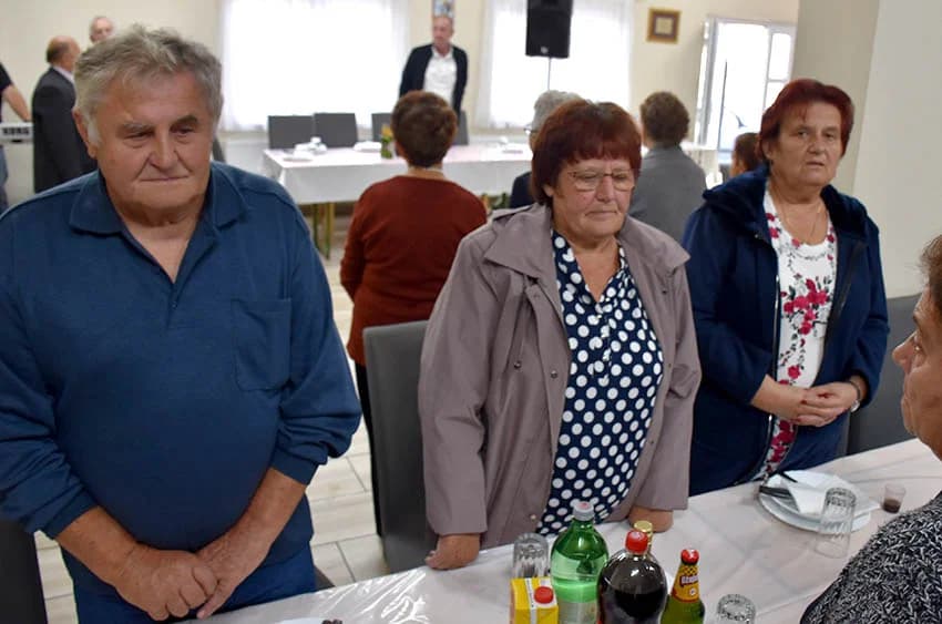 Veselo druženje brestovačkih umirovljenika uz glazbu, hranu i piće [FOTO]