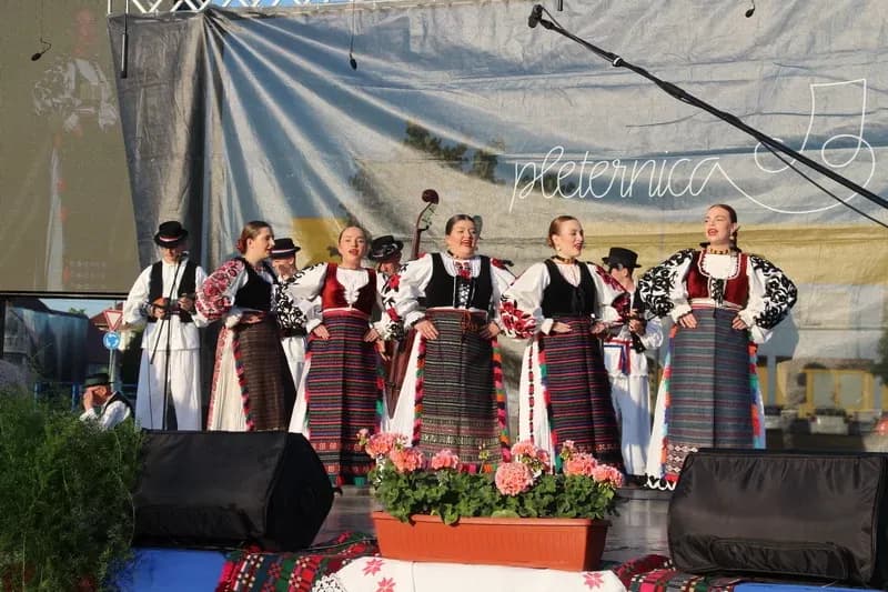 SMOTRA FOLKLORA NA TRGU BEĆARCA: „Pleternico, dok ti ime traje, čuvat ćemo tvoje običaje“