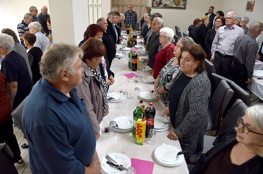 Veselo druženje brestovačkih umirovljenika uz glazbu, hranu i piće [FOTO]