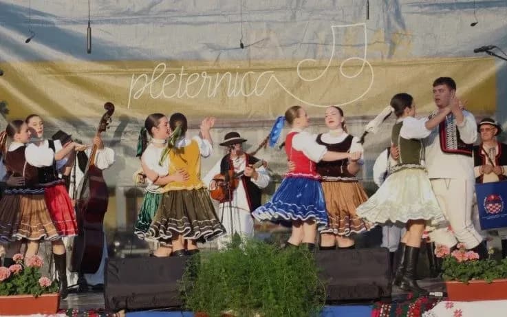 SMOTRA FOLKLORA NA TRGU BEĆARCA: „Pleternico, dok ti ime traje, čuvat ćemo tvoje običaje“