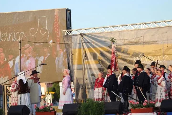 SMOTRA FOLKLORA NA TRGU BEĆARCA: „Pleternico, dok ti ime traje, čuvat ćemo tvoje običaje“