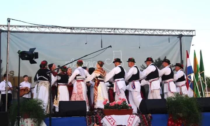 SMOTRA FOLKLORA NA TRGU BEĆARCA: „Pleternico, dok ti ime traje, čuvat ćemo tvoje običaje“