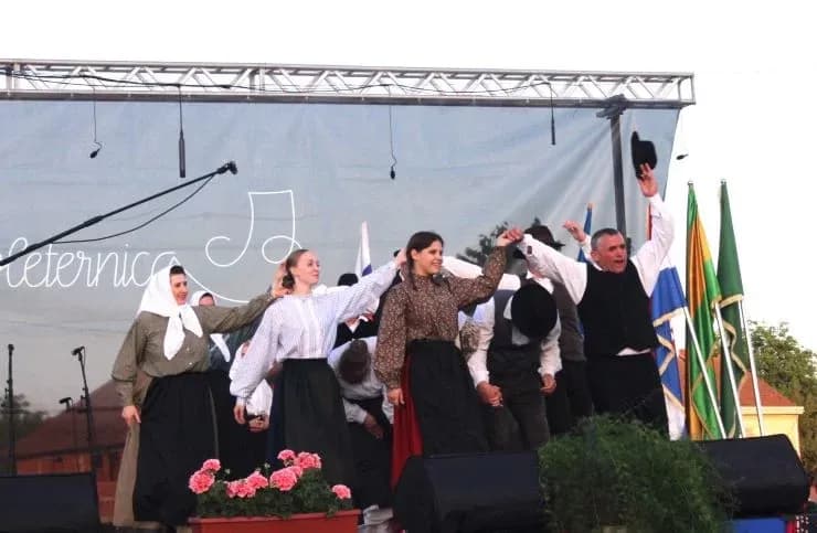 SMOTRA FOLKLORA NA TRGU BEĆARCA: „Pleternico, dok ti ime traje, čuvat ćemo tvoje običaje“