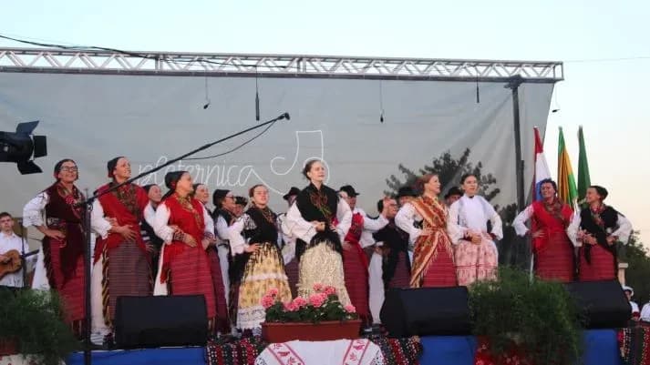 SMOTRA FOLKLORA NA TRGU BEĆARCA: „Pleternico, dok ti ime traje, čuvat ćemo tvoje običaje“