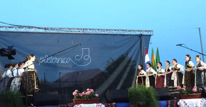 SMOTRA FOLKLORA NA TRGU BEĆARCA: „Pleternico, dok ti ime traje, čuvat ćemo tvoje običaje“