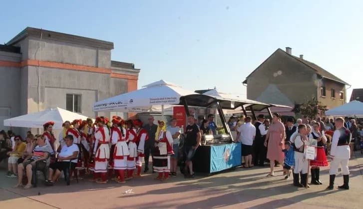 SMOTRA FOLKLORA NA TRGU BEĆARCA: „Pleternico, dok ti ime traje, čuvat ćemo tvoje običaje“