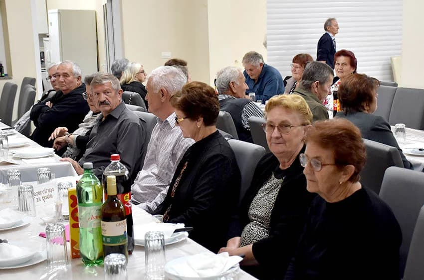 Veselo druženje brestovačkih umirovljenika uz glazbu, hranu i piće [FOTO]