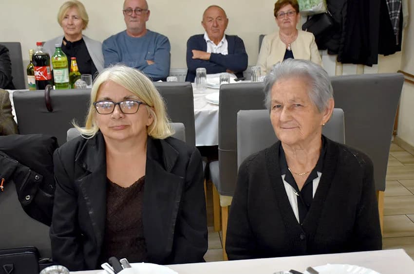 Veselo druženje brestovačkih umirovljenika uz glazbu, hranu i piće [FOTO]