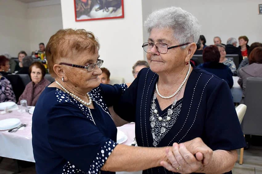 Veselo druženje brestovačkih umirovljenika uz glazbu, hranu i piće [FOTO]
