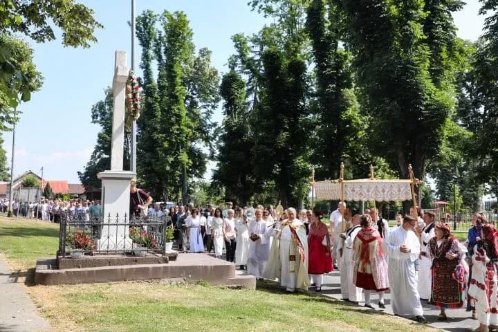 SVETKOVINA TIJELOVA U PLETERNICI: Misno slavlje i procesija gradskim ulicama