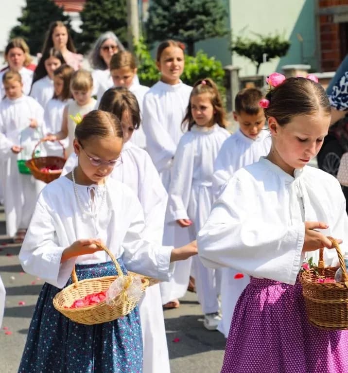 SVETKOVINA TIJELOVA U PLETERNICI: Misno slavlje i procesija gradskim ulicama