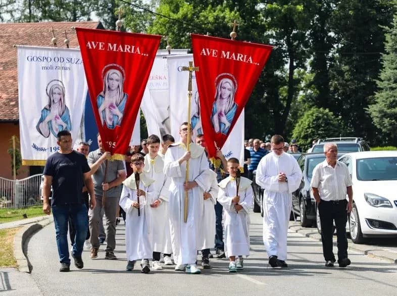 SVETKOVINA TIJELOVA U PLETERNICI: Misno slavlje i procesija gradskim ulicama
