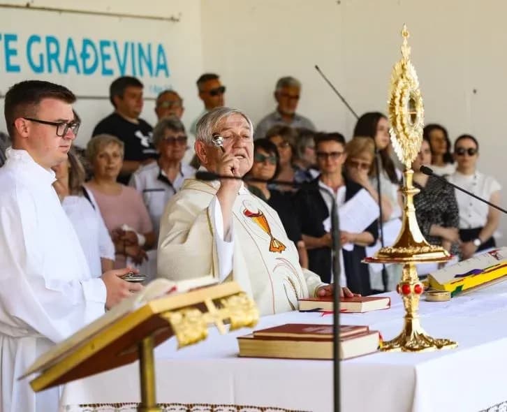 SVETKOVINA TIJELOVA U PLETERNICI: Misno slavlje i procesija gradskim ulicama