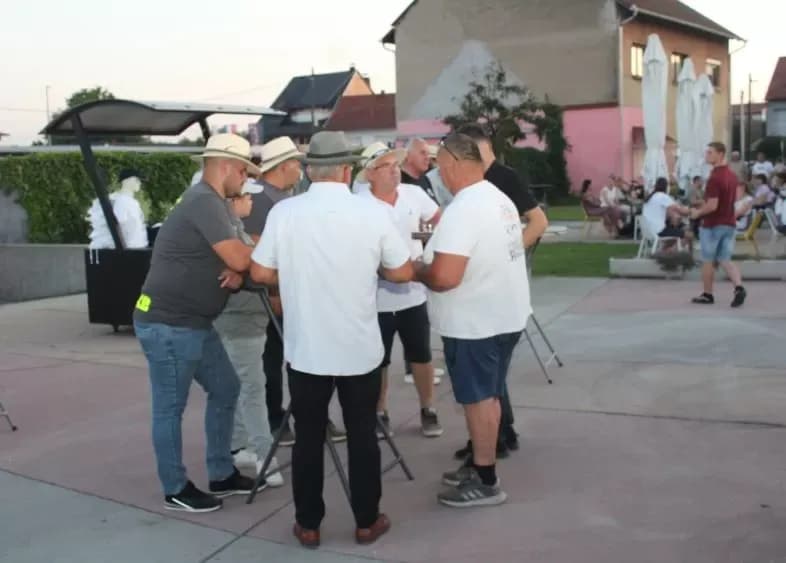 UOČI KONJIČKOG TURNIRA U PLETERNICI: Na Trgu bećarca obavljeno javno izvlačenje startnih brojeva