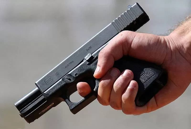 Mahao plinskim pištoljem ispred slastičarnice