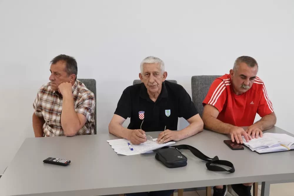 Brestovački branitelji prije skupštine svoje udruge položili vijence na spomenik poginulima