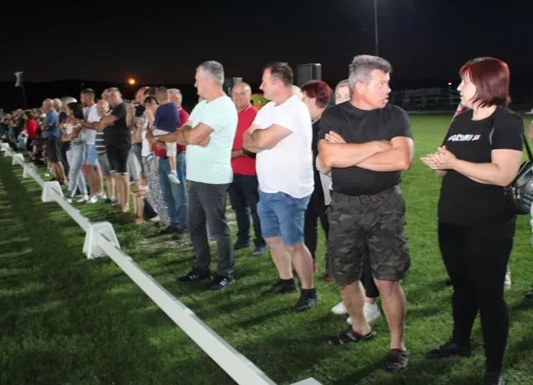 PRVI PUT NA PLETERNIČKOM HIPODROMU: Održan Noćni preponski turnir-sudjelovali jahači osječkog Konjičkog kluba