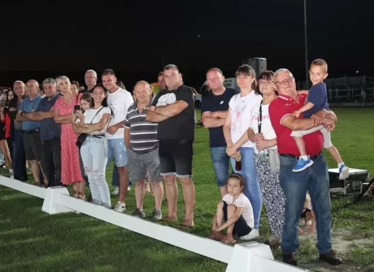PRVI PUT NA PLETERNIČKOM HIPODROMU: Održan Noćni preponski turnir-sudjelovali jahači osječkog Konjičkog kluba