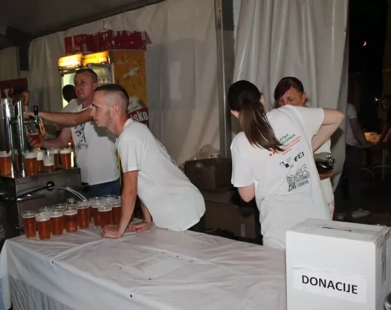 PRVI PUT NA PLETERNIČKOM HIPODROMU: Održan Noćni preponski turnir-sudjelovali jahači osječkog Konjičkog kluba