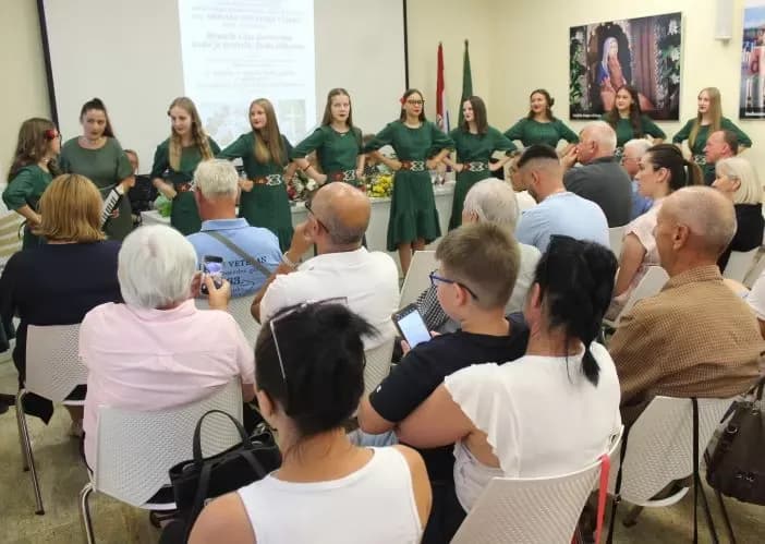 ŽENE SUDIONICE DOMOVINSKOG RATA: U Pleternici otvorena izložba slika braniteljica dragovoljki 123. brigade Hrvatske vojske