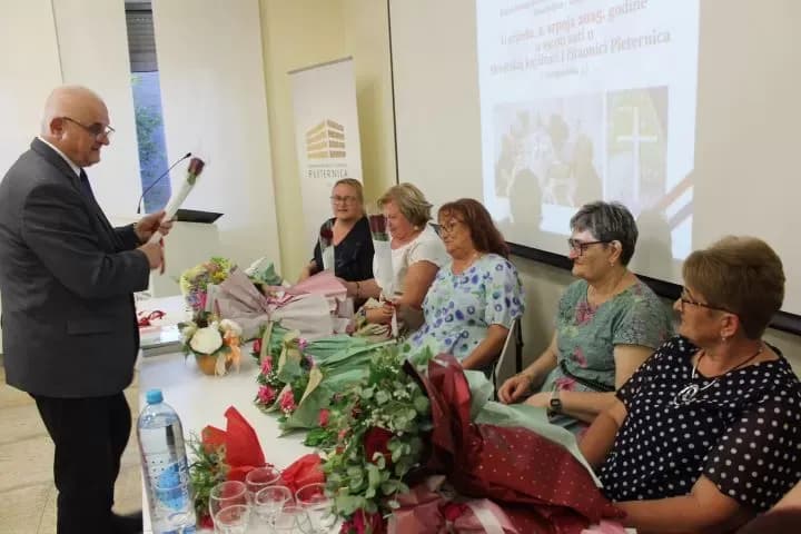 ŽENE SUDIONICE DOMOVINSKOG RATA: U Pleternici otvorena izložba slika braniteljica dragovoljki 123. brigade Hrvatske vojske