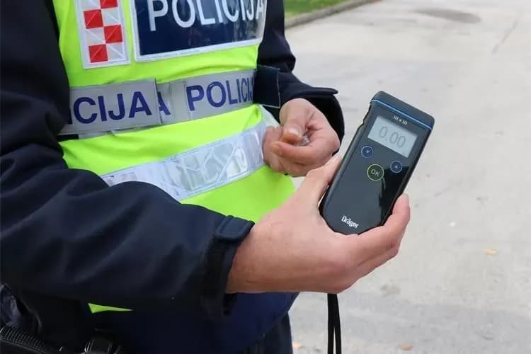 Traktoristu bez dokumenata ʼprevariloʼ piće - odspavao je u policijskim prostorijama