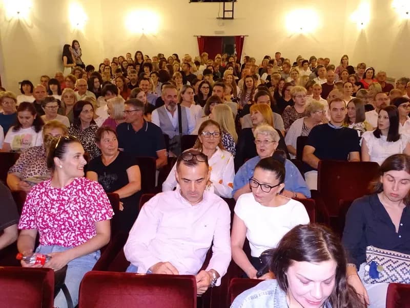 Uz urnebesni “Prekid preko veze” i izvrsnog Marka Tolju završene 4. Kazališne ljetne večeri