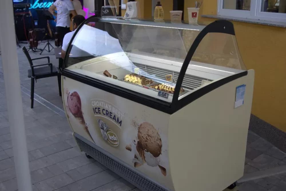 Nova požeška tržnica dobila kafić po menu Apollo