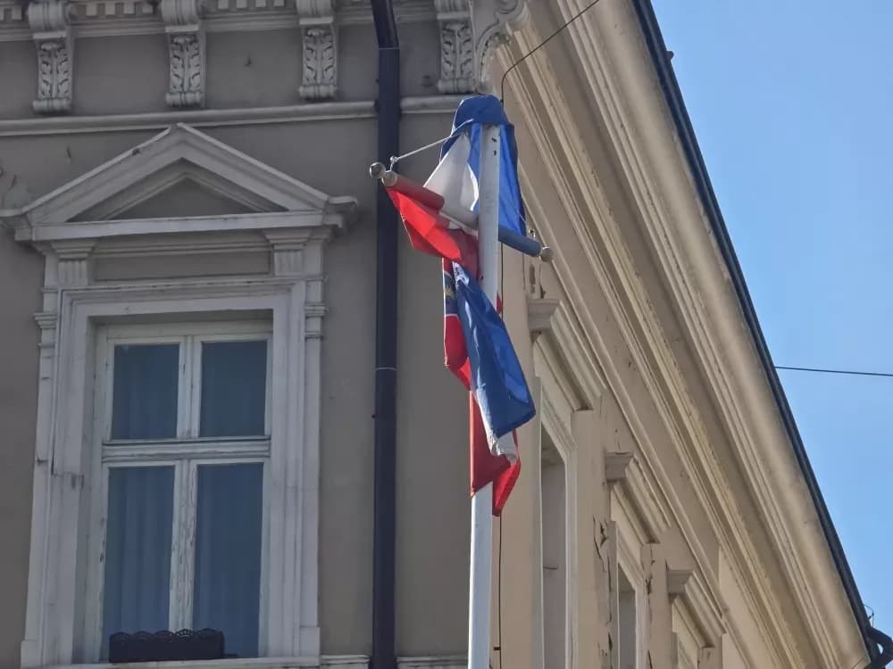 Gradonačelniku Miličeviću i njegovim suradnicima na smetaju vjetrom zgužvani državni stjegovi
