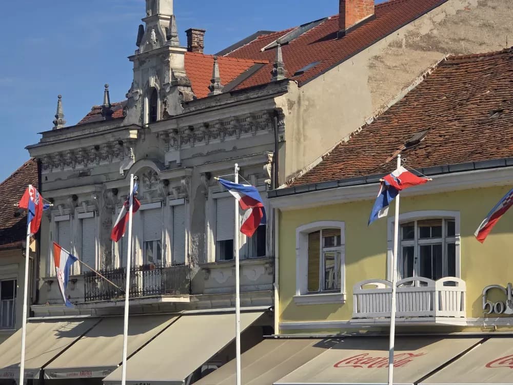 Gradonačelniku Miličeviću i njegovim suradnicima na smetaju vjetrom zgužvani državni stjegovi