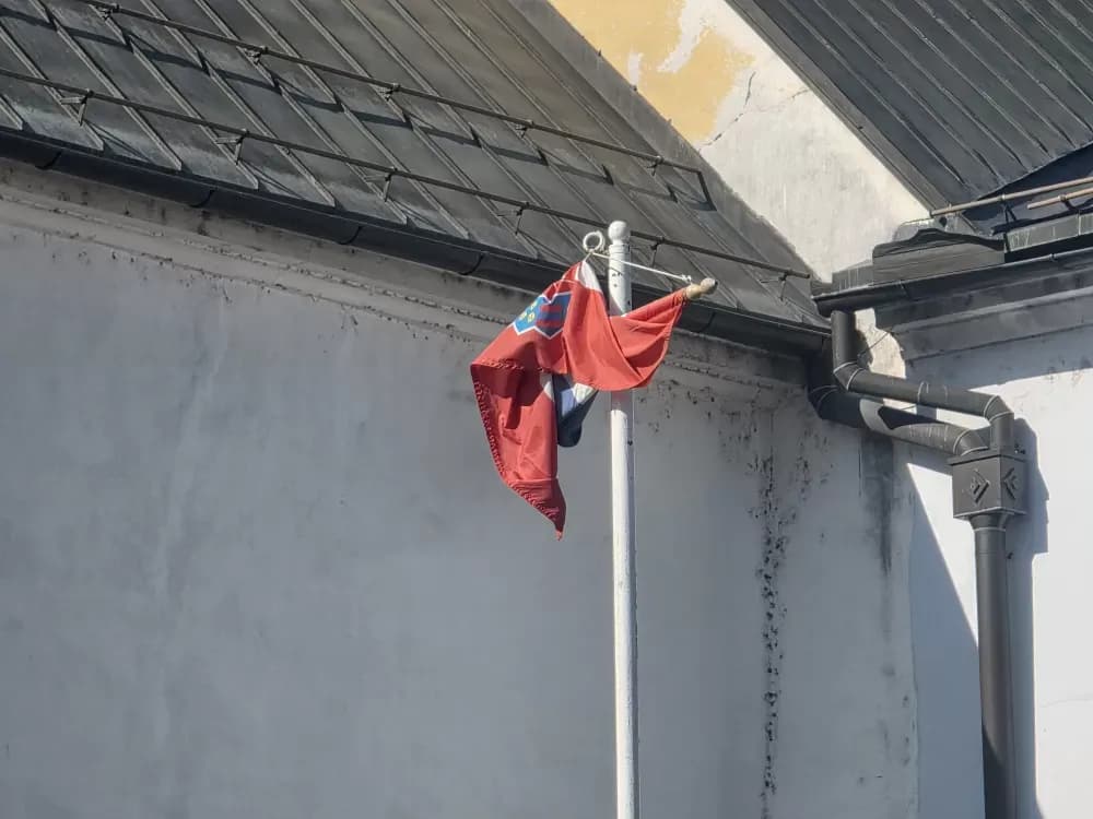 Gradonačelniku Miličeviću i njegovim suradnicima na smetaju vjetrom zgužvani državni stjegovi