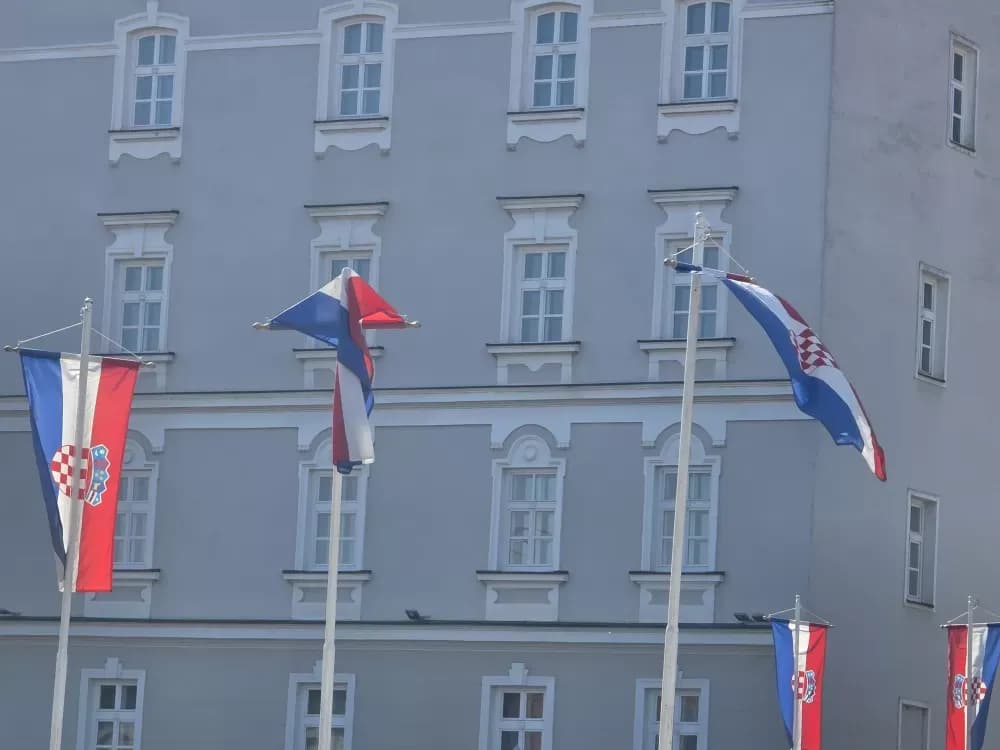 Gradonačelniku Miličeviću i njegovim suradnicima na smetaju vjetrom zgužvani državni stjegovi