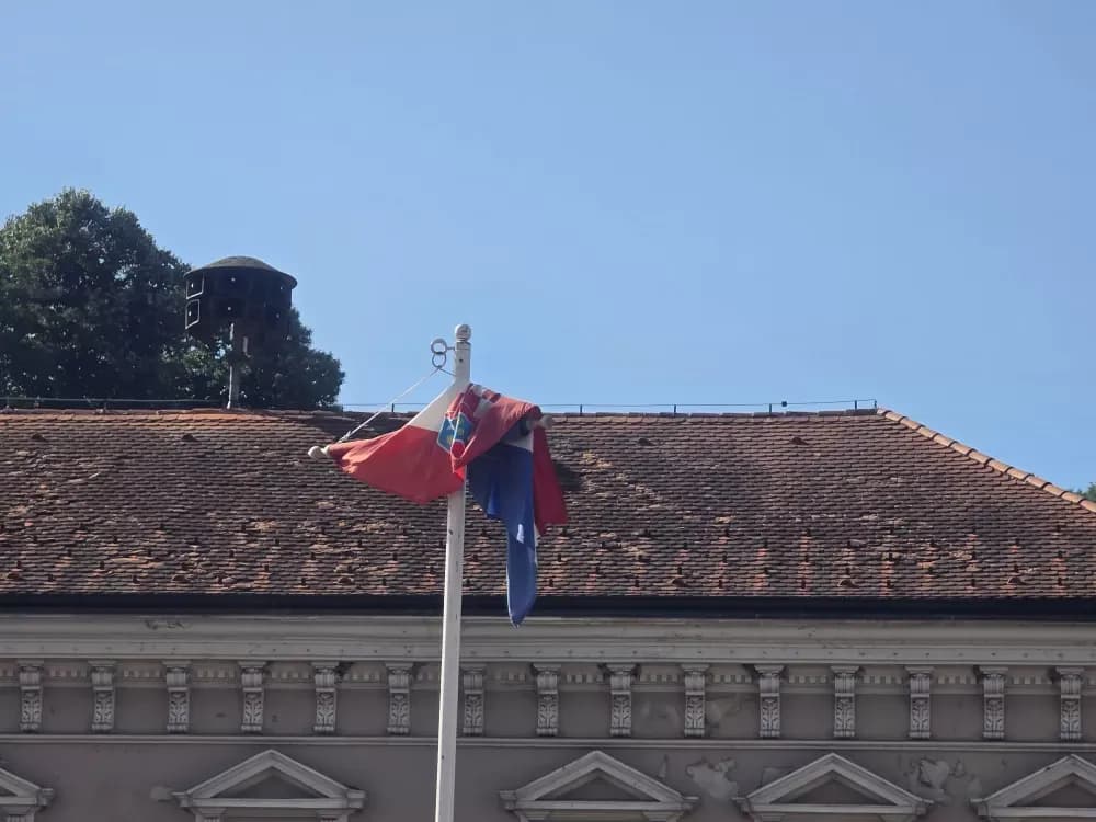 Gradonačelniku Miličeviću i njegovim suradnicima na smetaju vjetrom zgužvani državni stjegovi